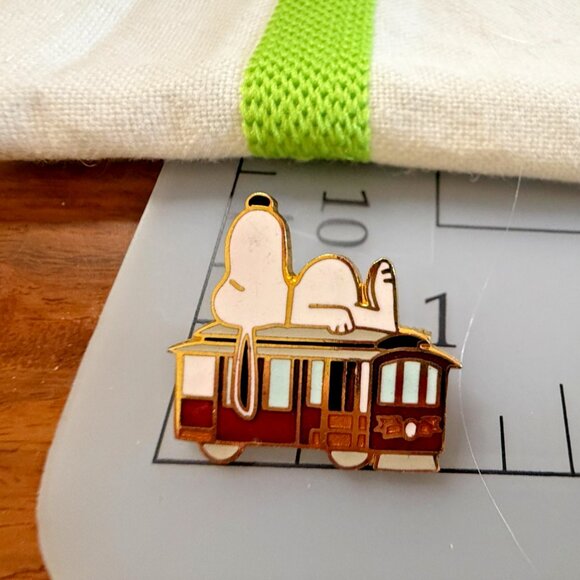 Vintage Peanuts Snoopy Collectible Enamel Lapel Pin San Francisco trolley 1" - Picture 2 of 3